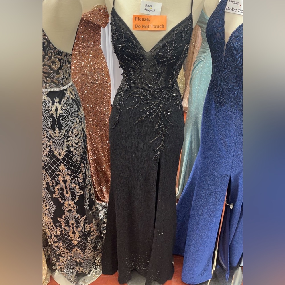 Black evening gown for prom or wedding